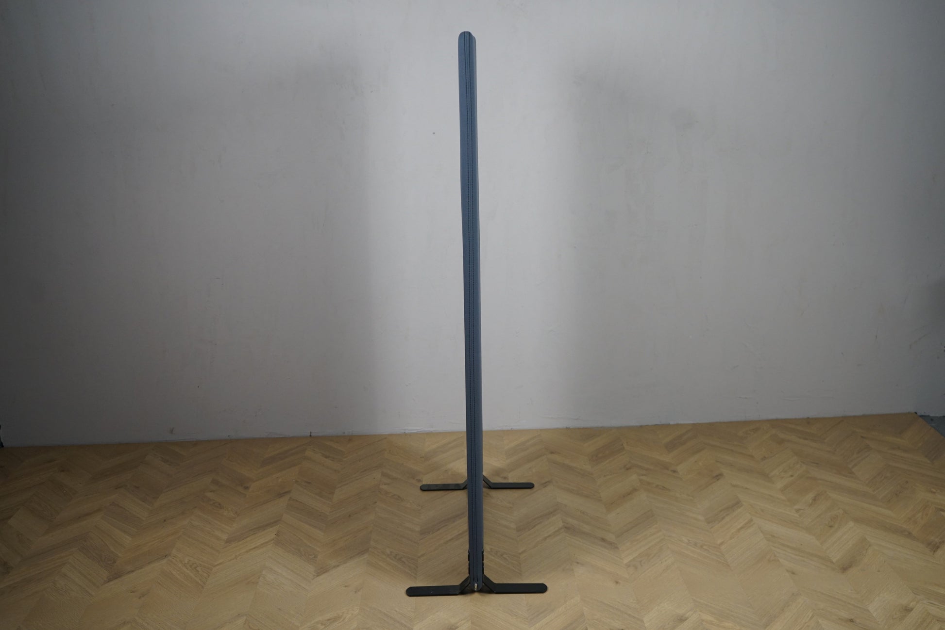 Kinnarps gulvskærm 163x80 cm – slank antracitgrå skærmvæg set fra siden