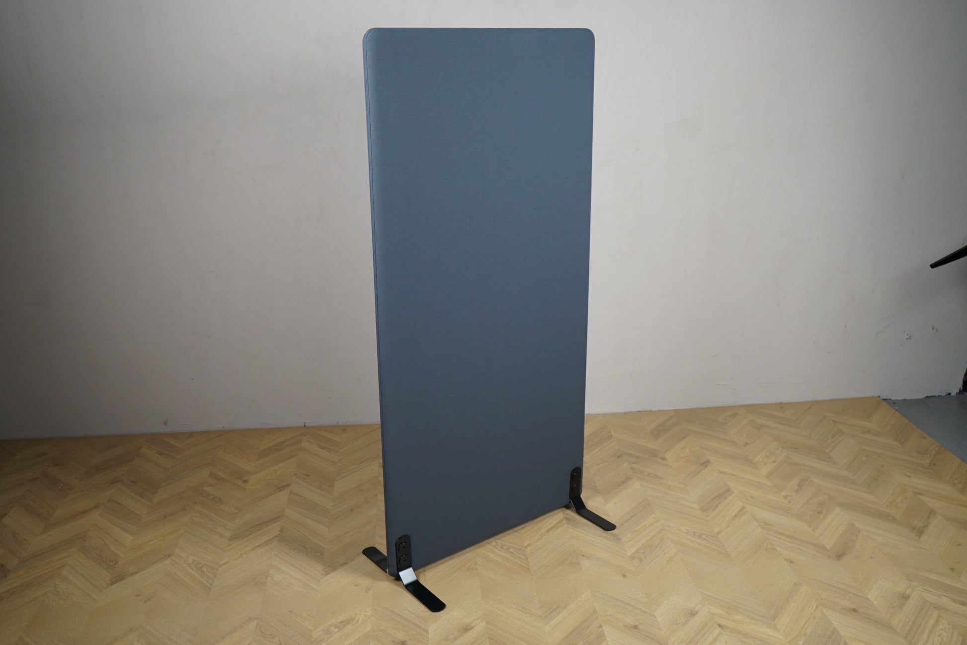 Kinnarps gulvskærm 163x80 cm – antracitgrå afskærmning set fra skrå vinkel