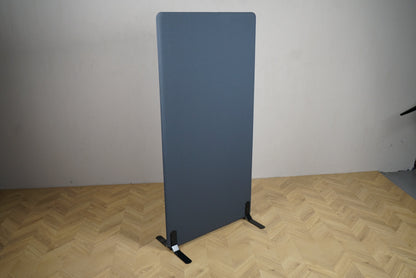 Kinnarps gulvskærm 163x80 cm – antracitgrå afskærmning set fra skrå vinkel