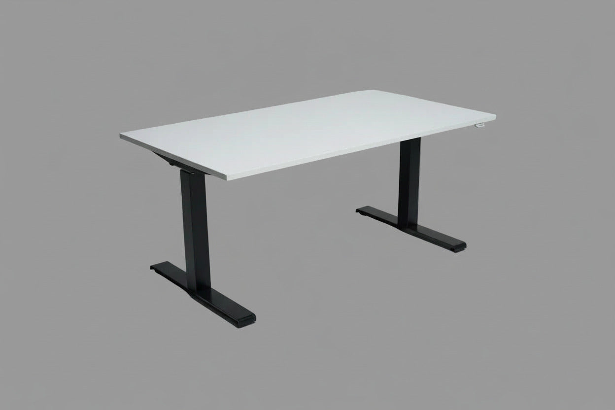 Kinnarps hæve-sænkebord 140x80 cm med hvid laminatbordplade, sort stel og sort kabelbakke set forfra.