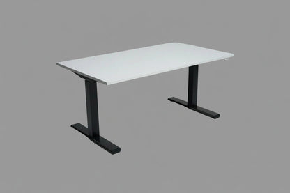 Kinnarps hæve-sænkebord 140x80 cm med hvid laminatbordplade, sort stel og sort kabelbakke set forfra.
