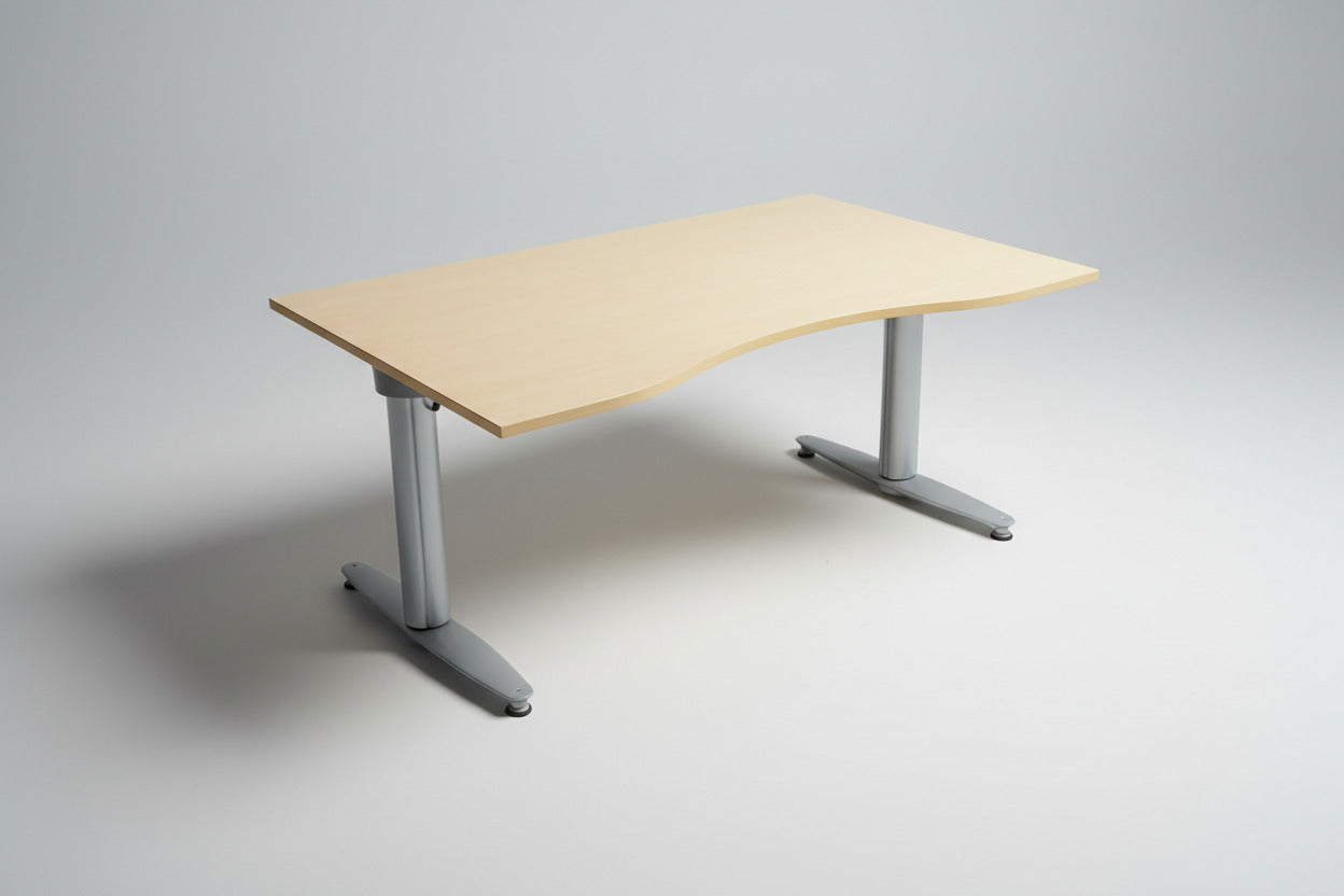 Kinnarps hæve-sænkebord 140x90 cm i bøg med mavebue og gråt stel set forfra.