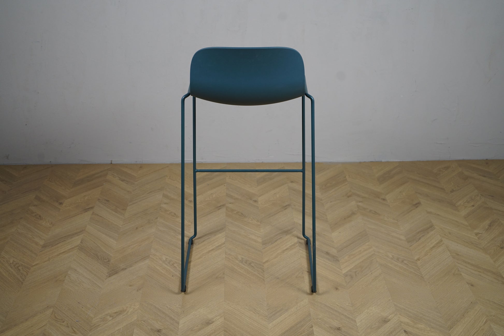 Kinnarps høj barstol i moderne design set bagfra