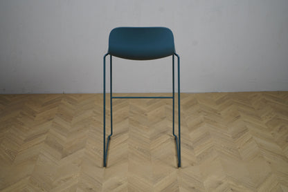 Kinnarps høj barstol i moderne design set bagfra