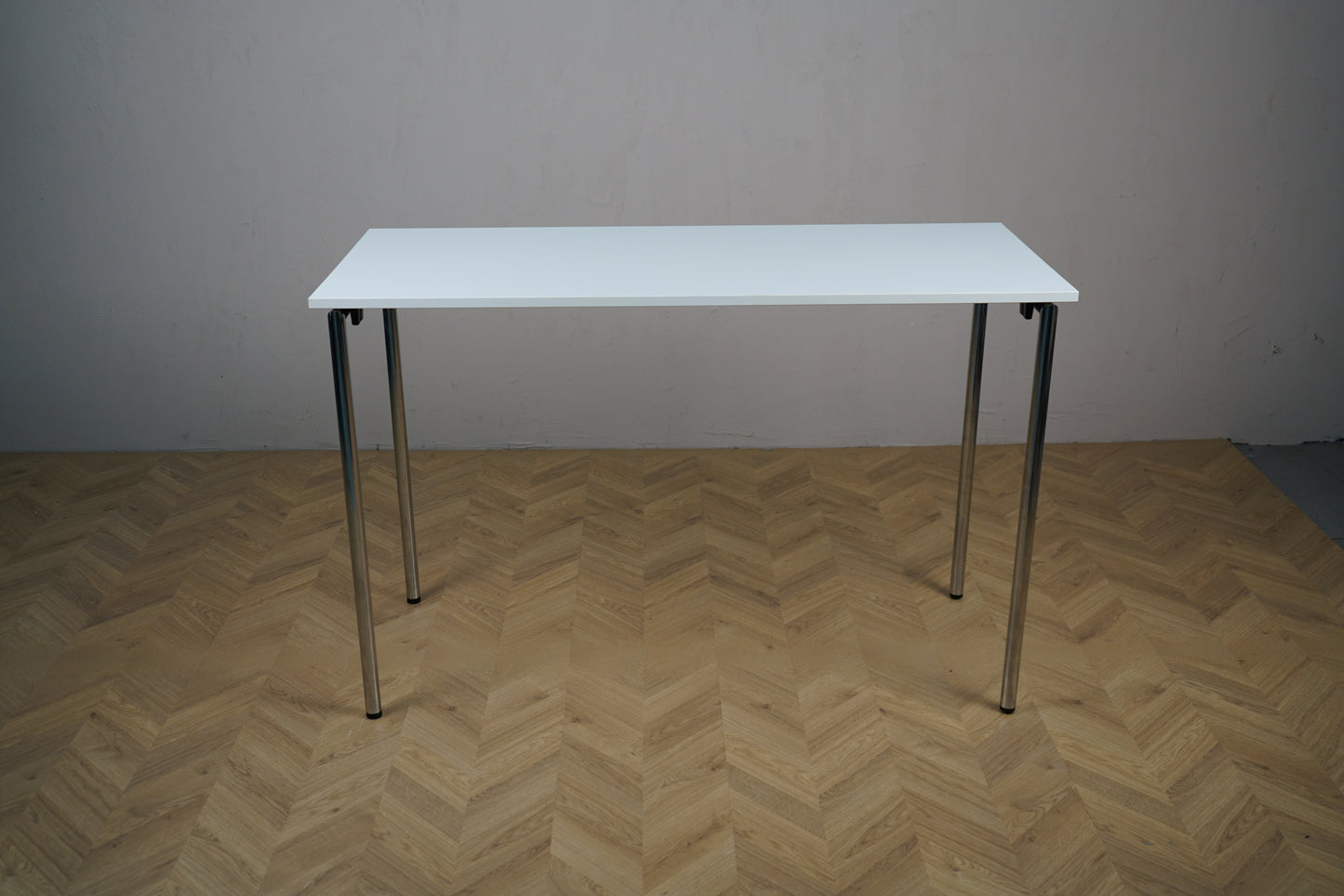 Kinnarps hvidt klapbart spisebord set forfra – stilrent design med krom ben