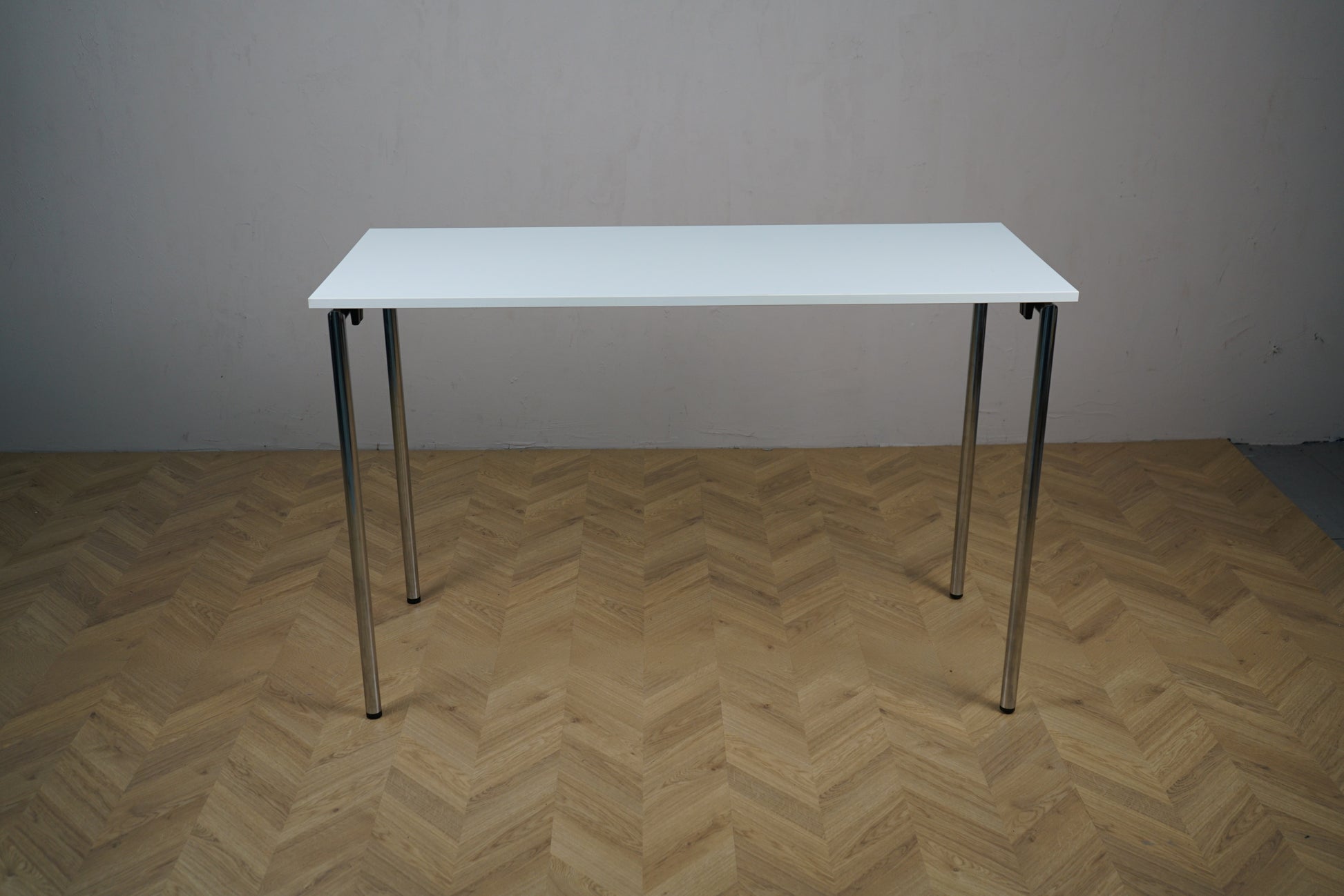 Kinnarps hvidt klapbart spisebord set forfra – stilrent design med krom ben