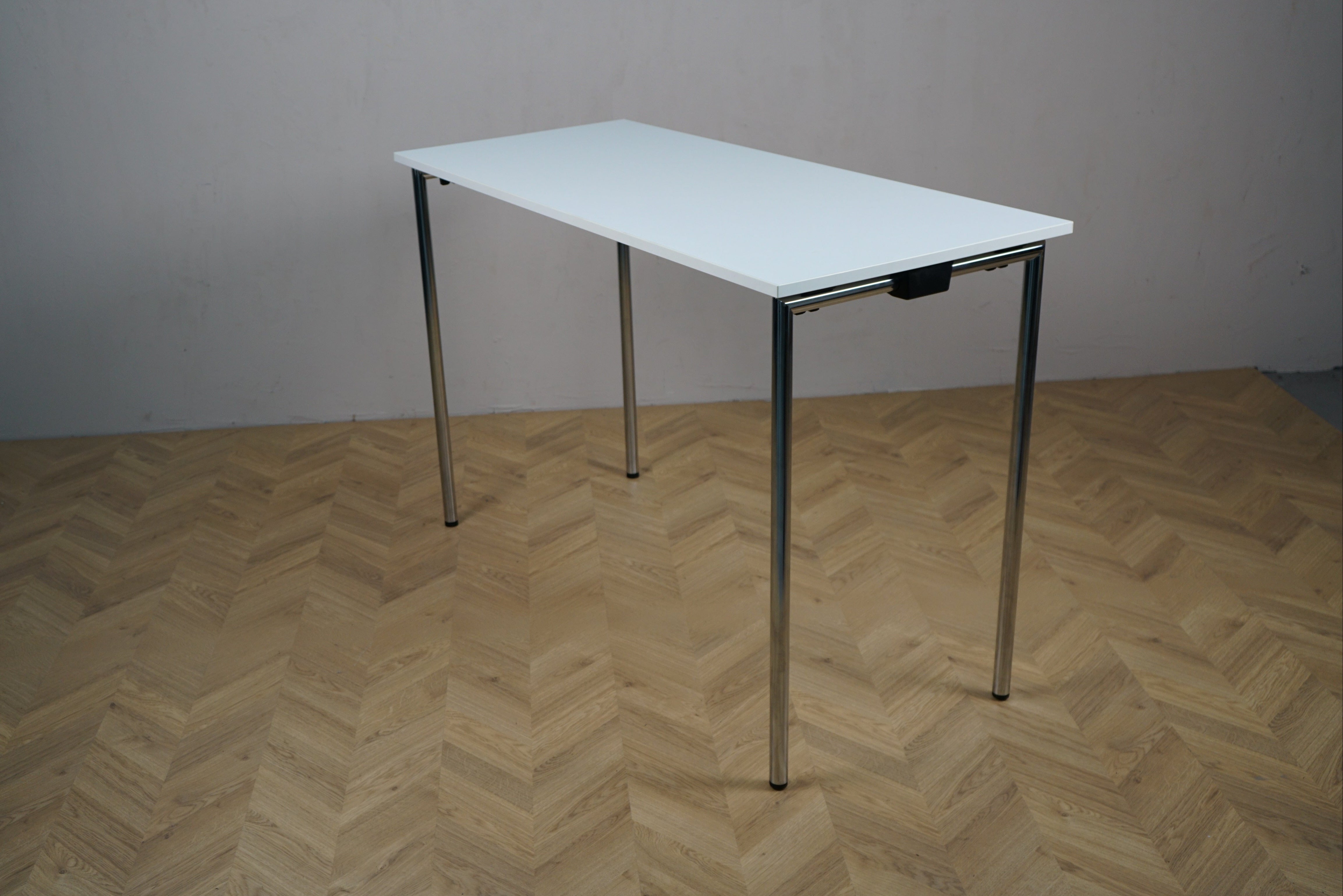Kinnarps hvidt klapbart spisebord set fra skrå vinkel – 140x60 cm med krom ben