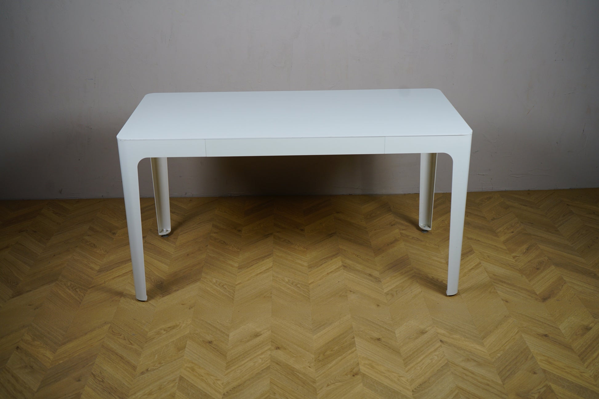 Kinnarps hvidt spisebord 140x70 cm set forfra – moderne bord til mødelokale, kantine eller stue.