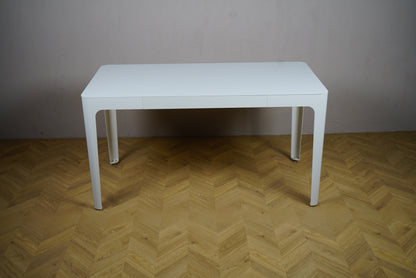 Kinnarps hvidt spisebord 140x70 cm set forfra – moderne bord til mødelokale, kantine eller stue.