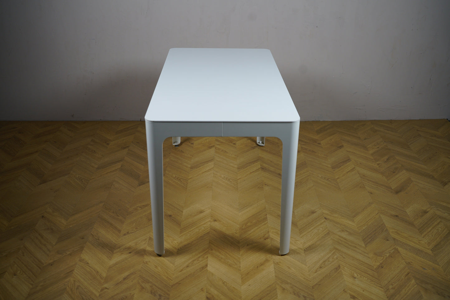 Kinnarps hvidt spisebord 140x70 cm set fra siden – stilrent og funktionelt mødebord, spisebord eller kaffebord.