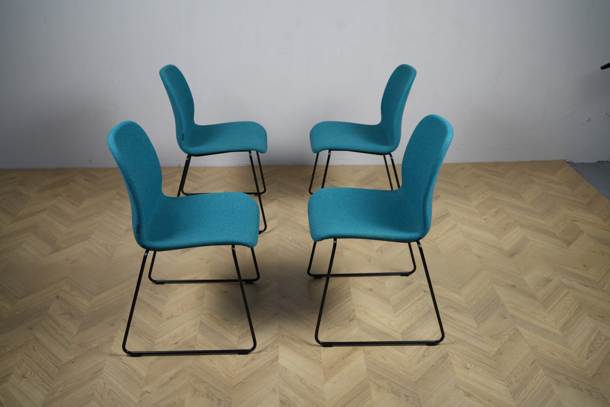 Kinnarps konferencestole set bagfra – ergonomisk design med turkis polstring