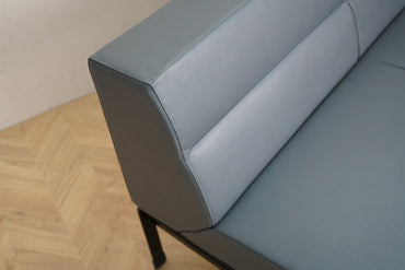Close up af Kinnarps loungesofa i blågrå kunstlæder
