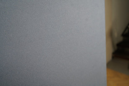 Detalje af lyseblå Kinnarps gulvskærm 145x75 cm – tekstiloverflade og struktur