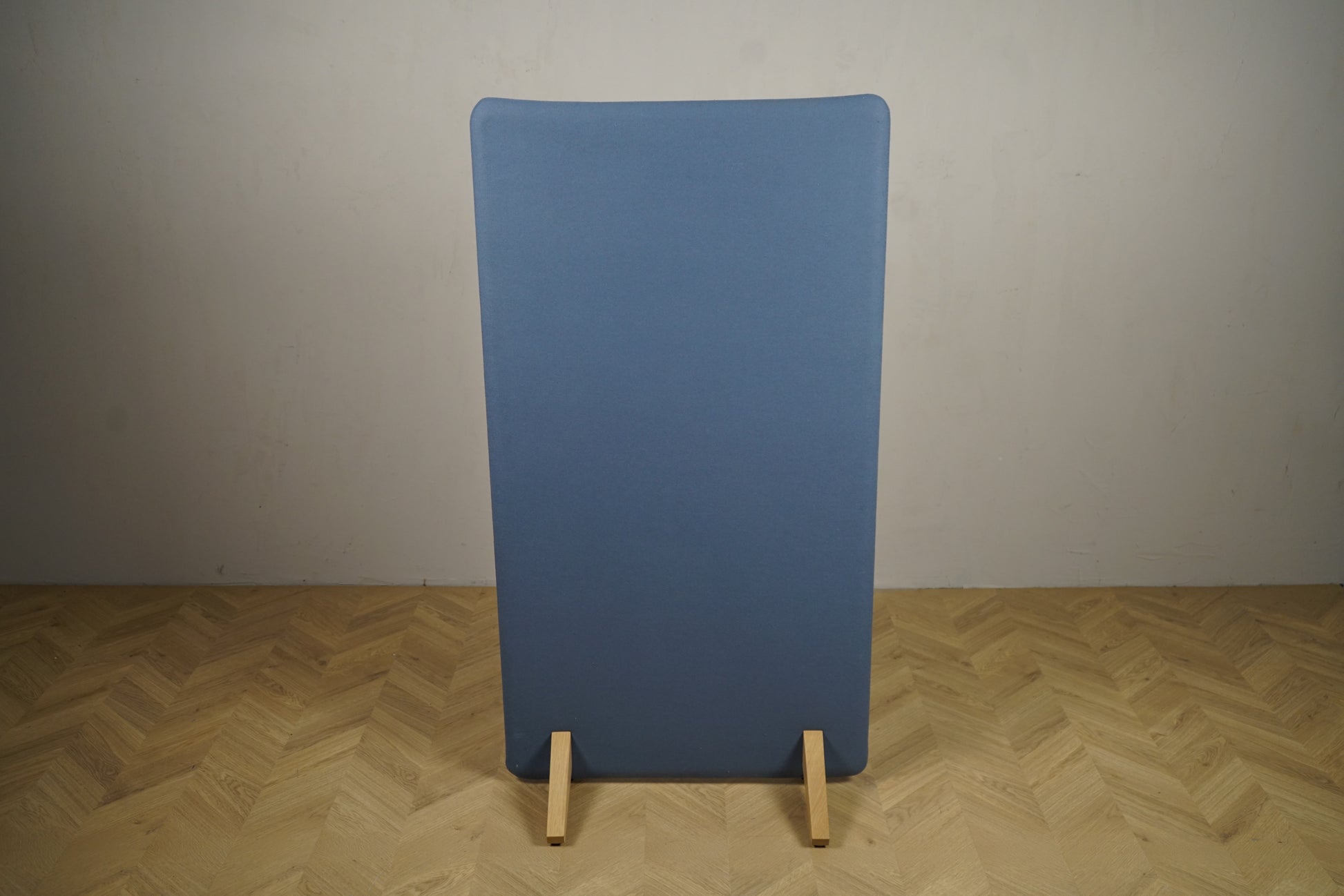 Kinnarps lyseblå gulvskærm 145x75 cm – lydabsorberende afskærmning set forfra