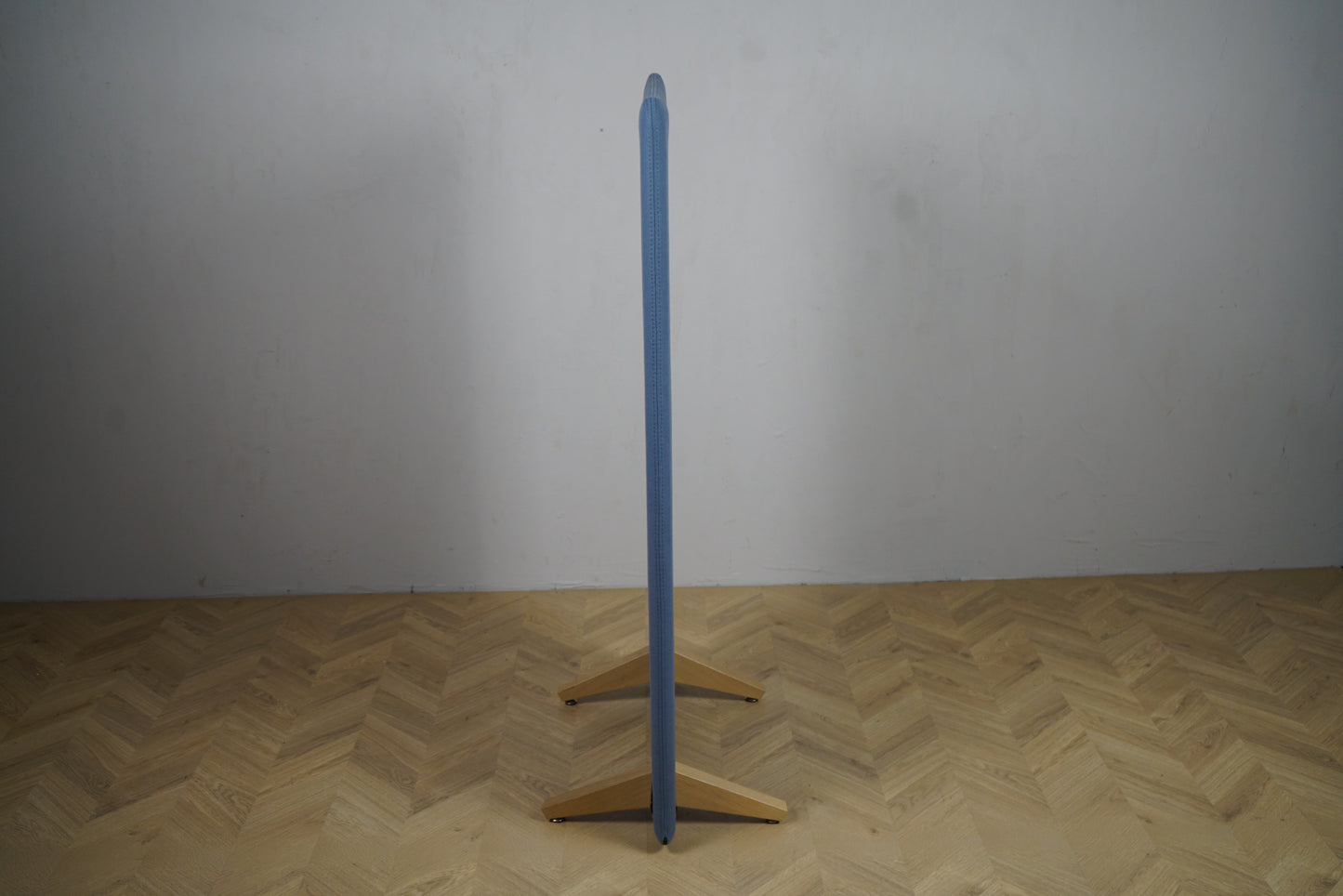 Kinnarps lyseblå gulvskærm 145x75 cm – slank sideprofil med elegante træben