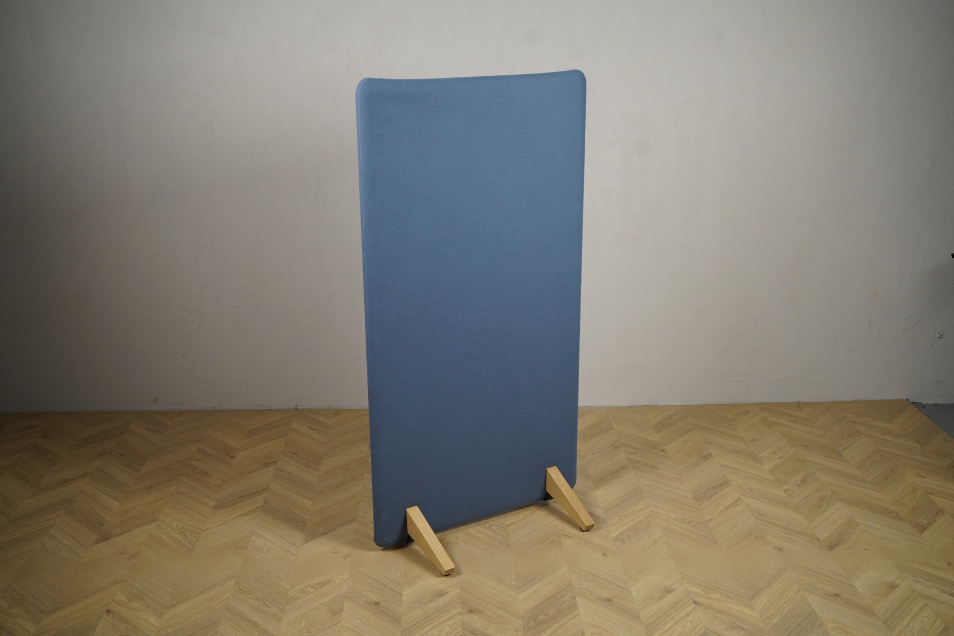 Lyseblå Kinnarps gulvskærm 145x75 cm – moderne lydabsorberende afskærmning set fra skrå vinkel