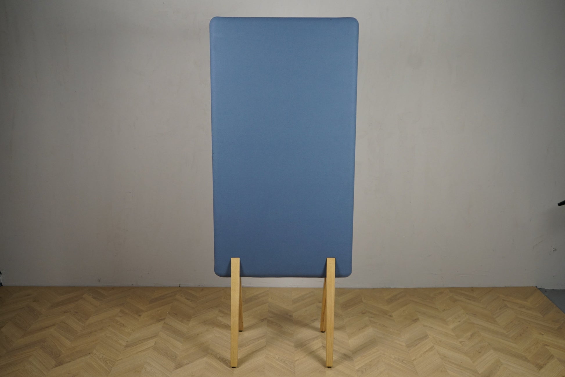 Kinnarps lyseblå gulvskærm 184x75 cm – lydabsorberende afskærmning set forfra