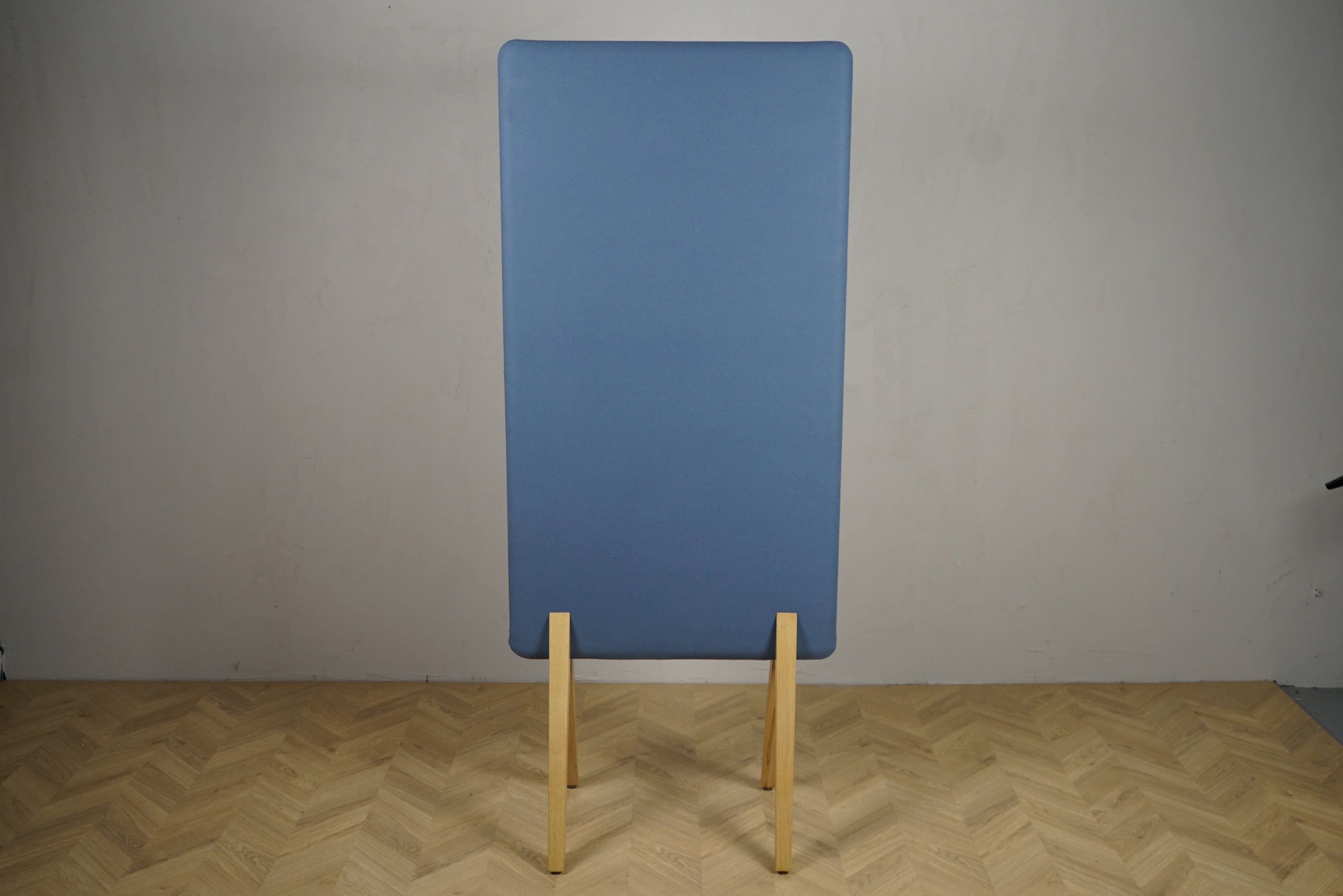 Kinnarps lyseblå gulvskærm 184x75 cm – lydabsorberende afskærmning set forfra