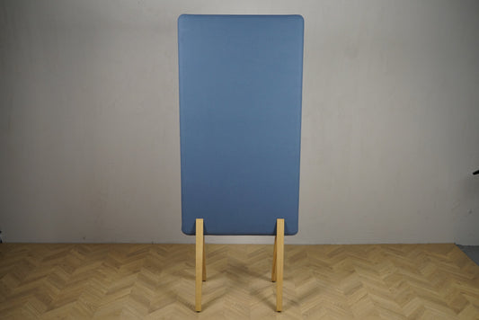 Kinnarps lyseblå gulvskærm 184x75 cm – lydabsorberende afskærmning set forfra