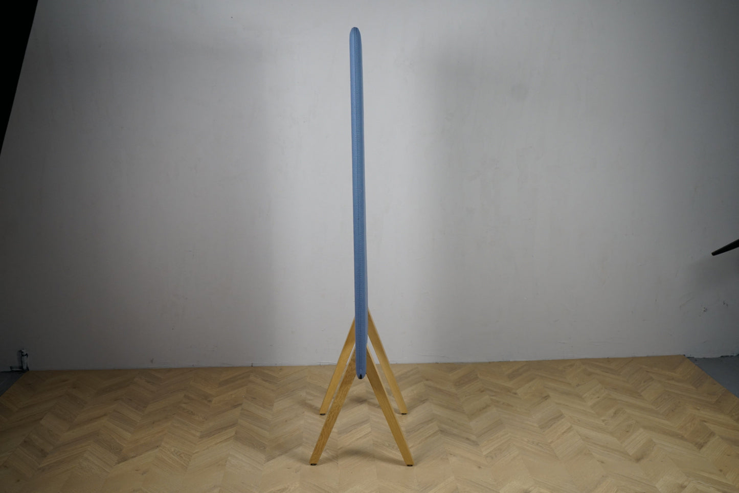 Kinnarps lyseblå gulvskærm 184x75 cm – slank sideprofil med elegante træben