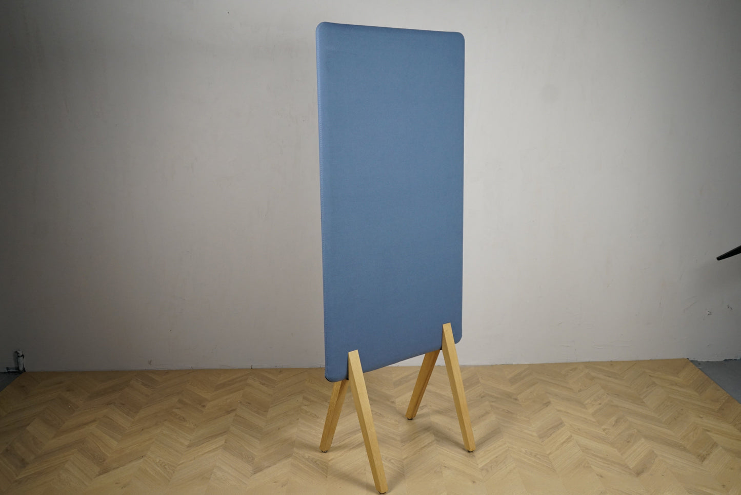 Lyseblå Kinnarps gulvskærm 184x75 cm – moderne lydabsorberende afskærmning set fra skrå vinkel