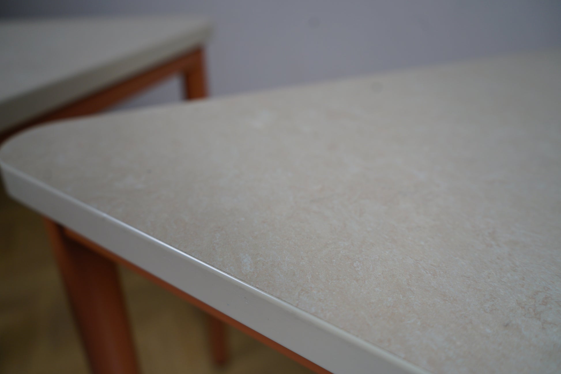 Detaljeret nærbillede af Kinnarps spisebord i marmoleum beige – slidstærk overflade med elegant finish til spise- og mødelokaler.