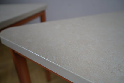 Detaljeret nærbillede af Kinnarps spisebord i marmoleum beige – slidstærk overflade med elegant finish til spise- og mødelokaler.