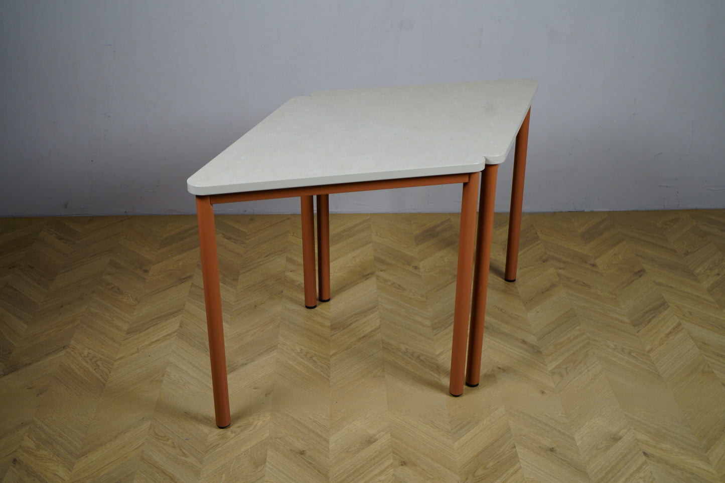 Kinnarps spisebordssæt i marmoleum beige samlet som fleksibelt cafebord eller mødebord – moderne design til kantine, kontor eller hjem.