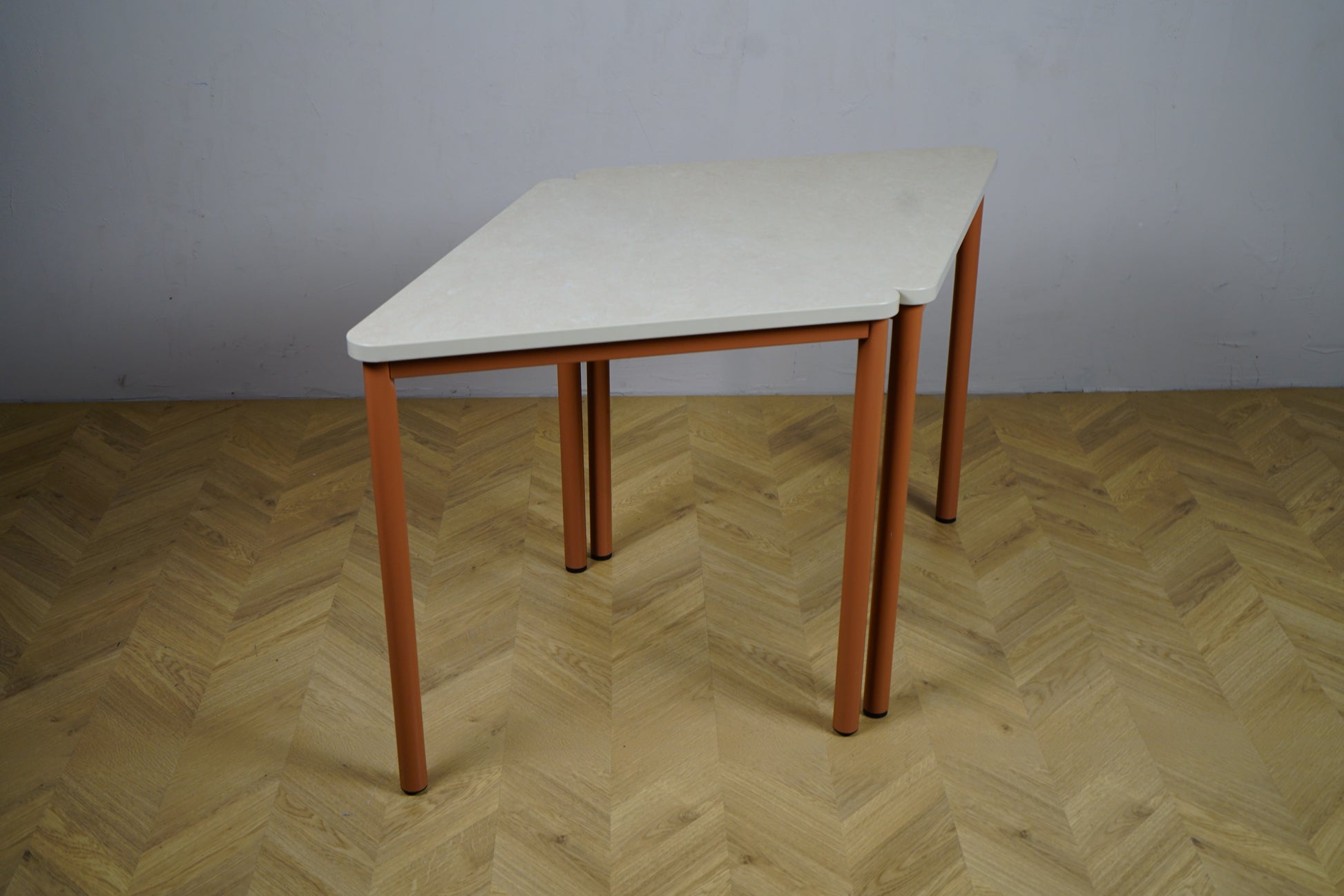 Kinnarps spisebordssæt i marmoleum beige samlet som fleksibelt cafebord eller mødebord – moderne design til kantine, kontor eller hjem.