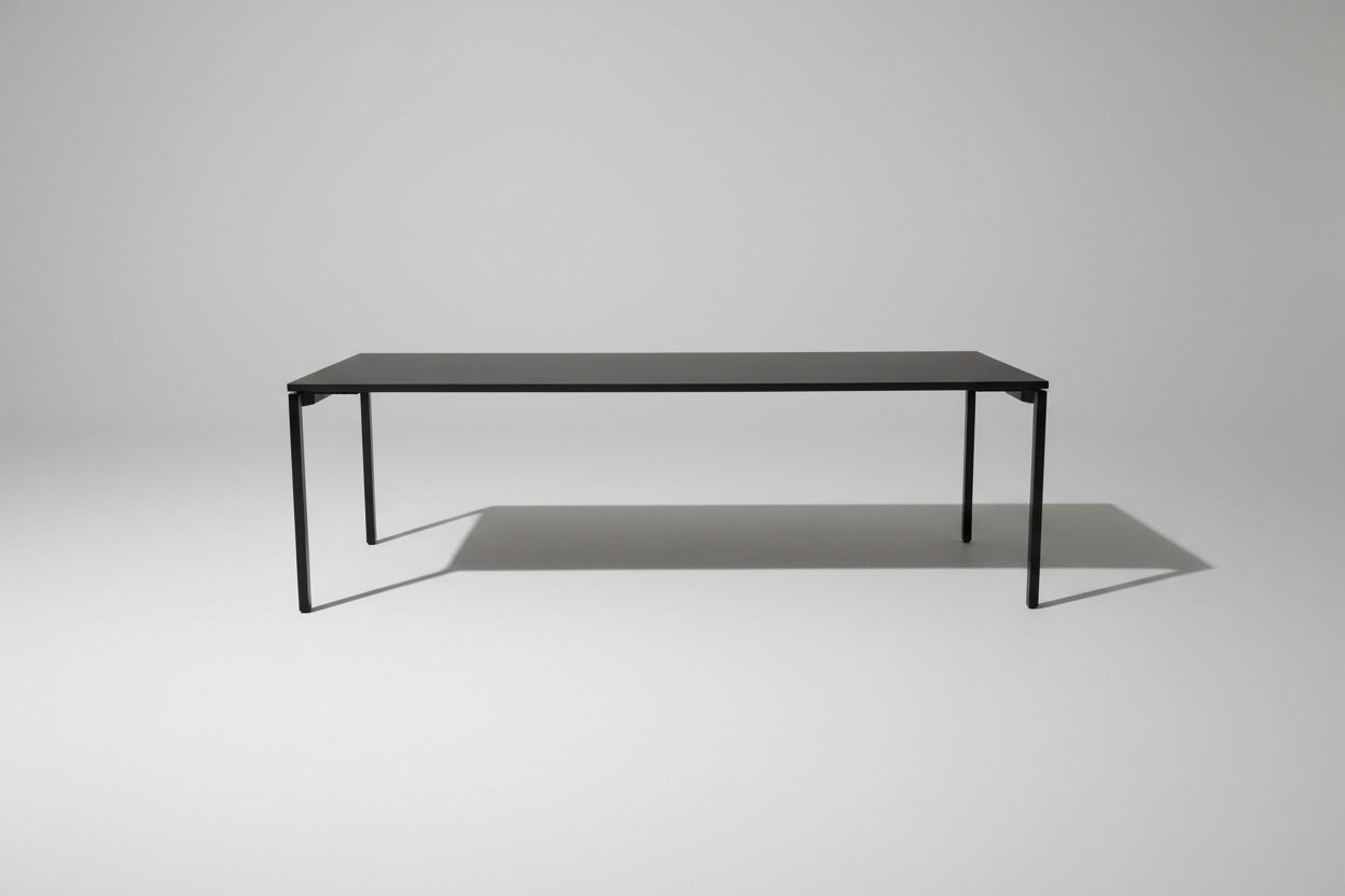 Kinnarps konferencebord 240x100 cm med sort linoleumsplade set forfra