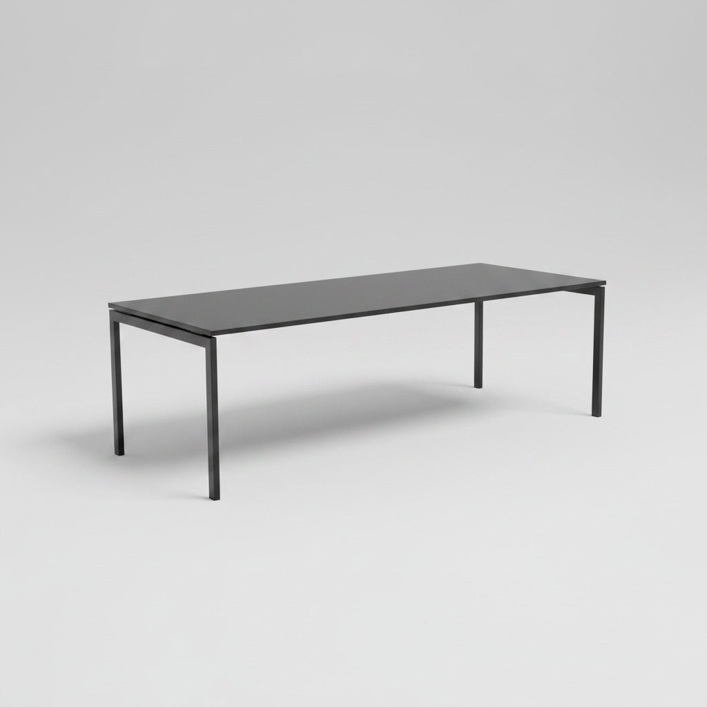 Kinnarps mødebord 240x100 cm med sort linoleumsplade og sort stel set skråt