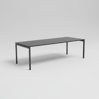 Kinnarps mødebord 240x100 cm med sort linoleumsplade og sort stel set skråt