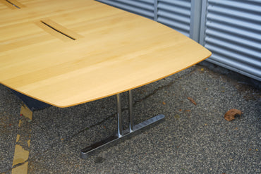 Detalje af Kinnarps mødebord 500x160 cm – massivt egetræsbordplade med elegante kabelgennemføringer og robust krom stel