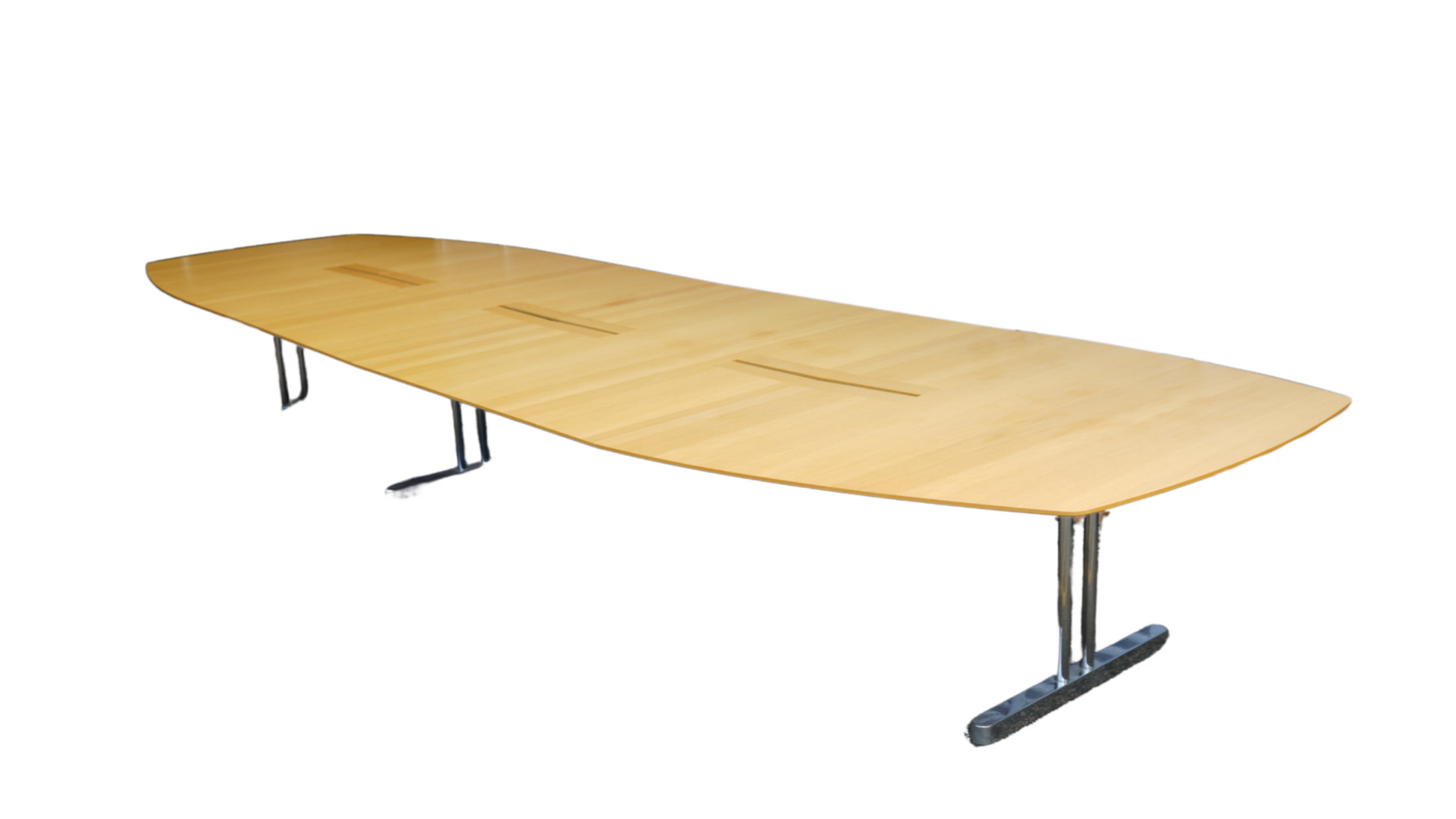 Stort tøndeformet Kinnarps mødebord 500x160 cm i egetræ med krom stel set fra skrå vinkel – ideelt til mødelokaler og konferencer