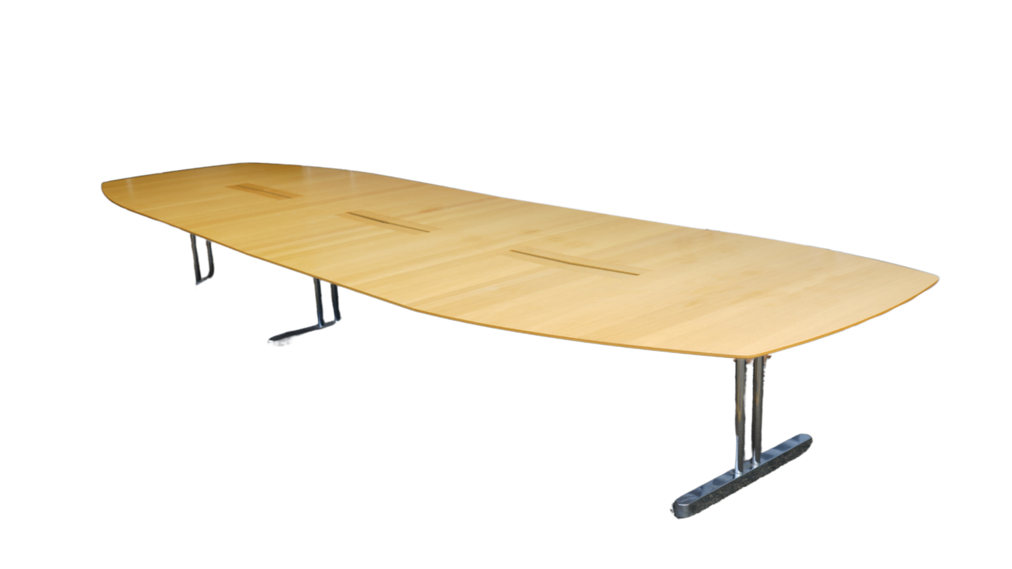 Stort tøndeformet Kinnarps mødebord 500x160 cm i egetræ med krom stel set fra skrå vinkel – ideelt til mødelokaler og konferencer