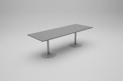 Kinnarps mødebord i grå farve set fra skrå vinkel – elegant konferencebord