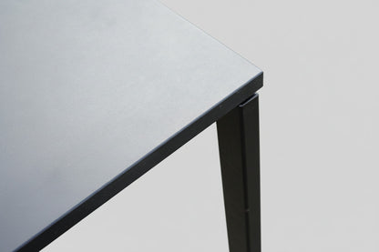 Close up af Kinnarps mødebord med sort linoleum og kantet bordplade