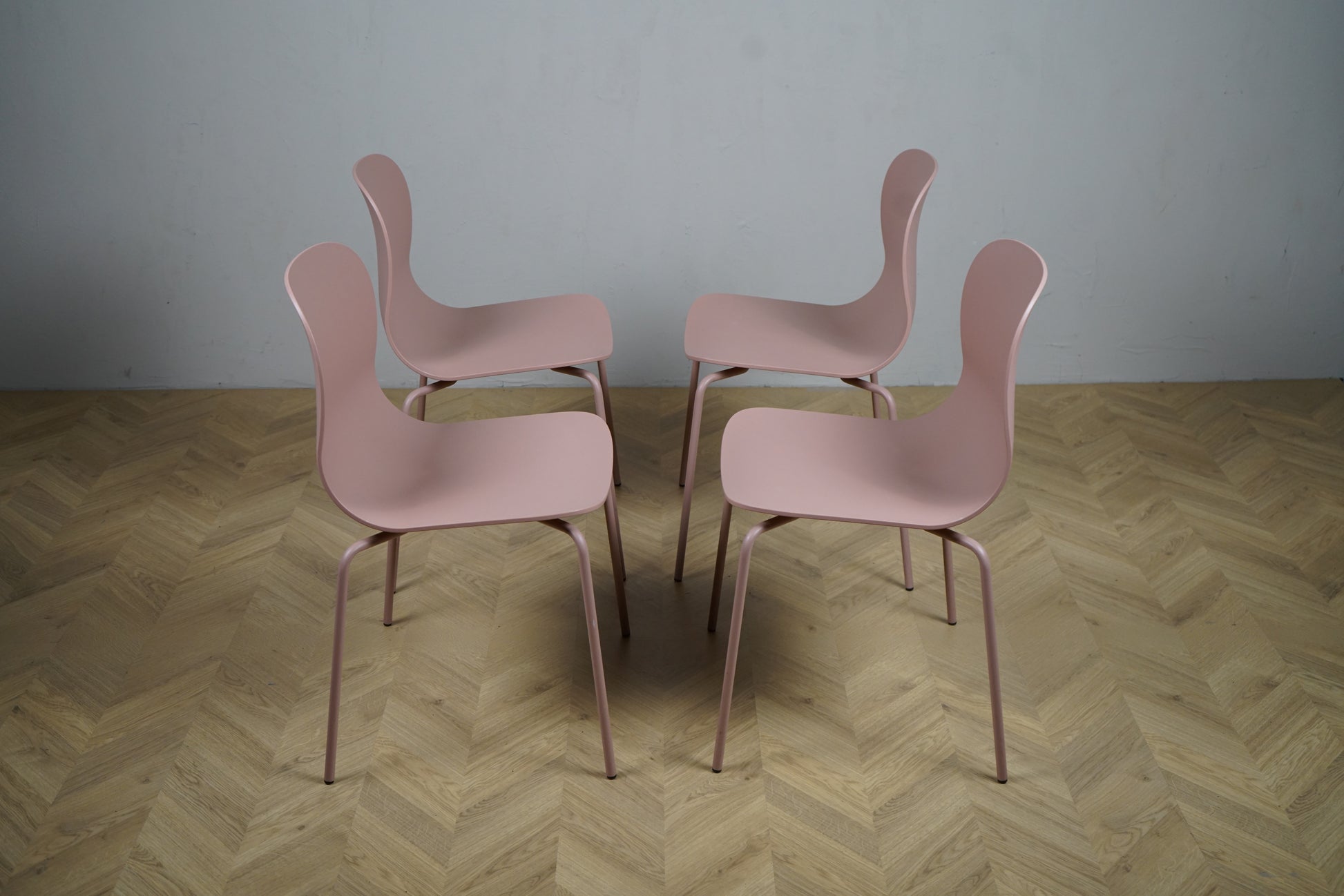 Fire rosa Kinnarps Neo Lite stole set ovenfra – elegante spisestole eller mødestole i moderne skandinavisk design.