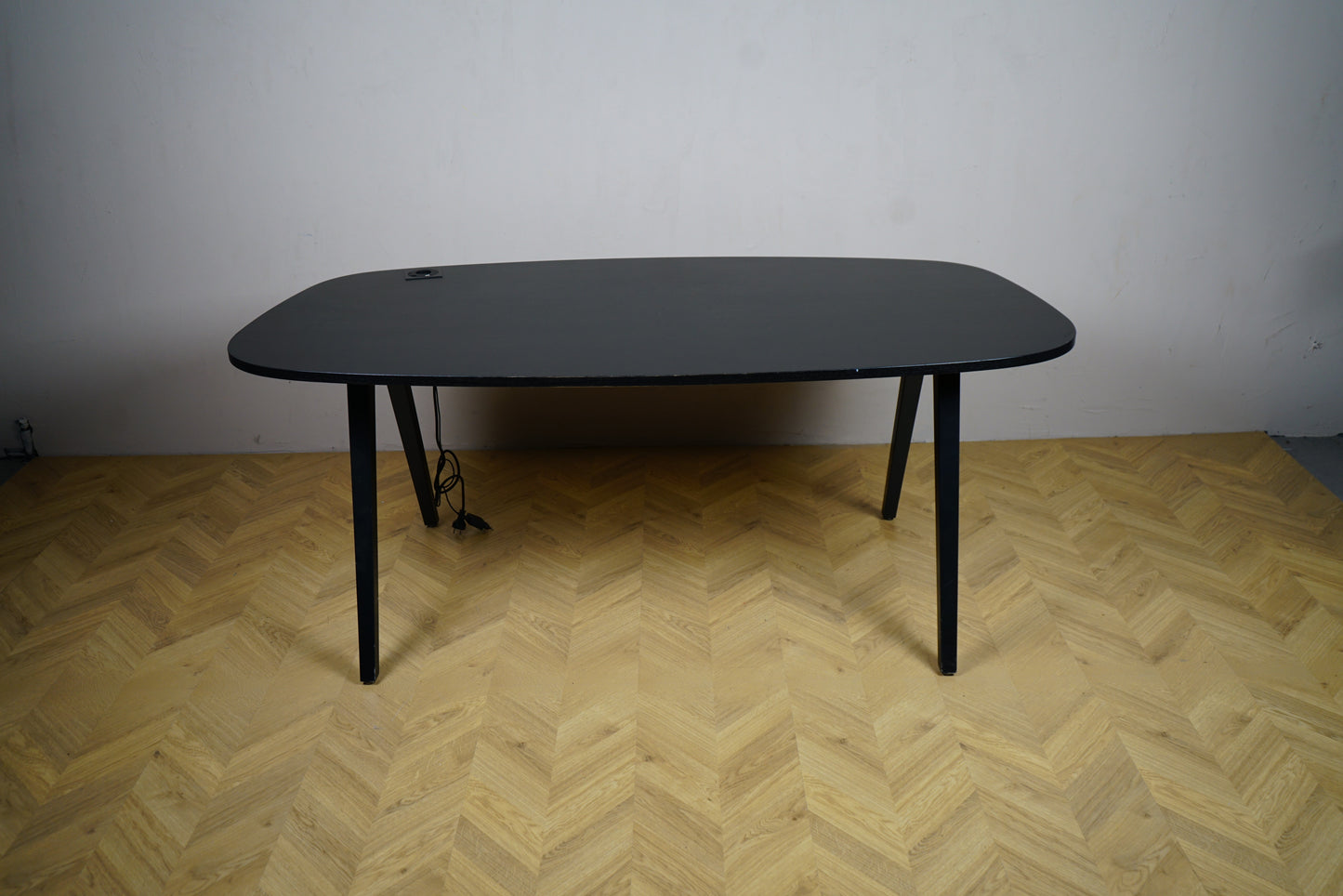 Kinnarps Oberon skrivebord 180x90 cm i sort – frontvisning af elegant kontorbord med stikkontakt og 75 cm højde.