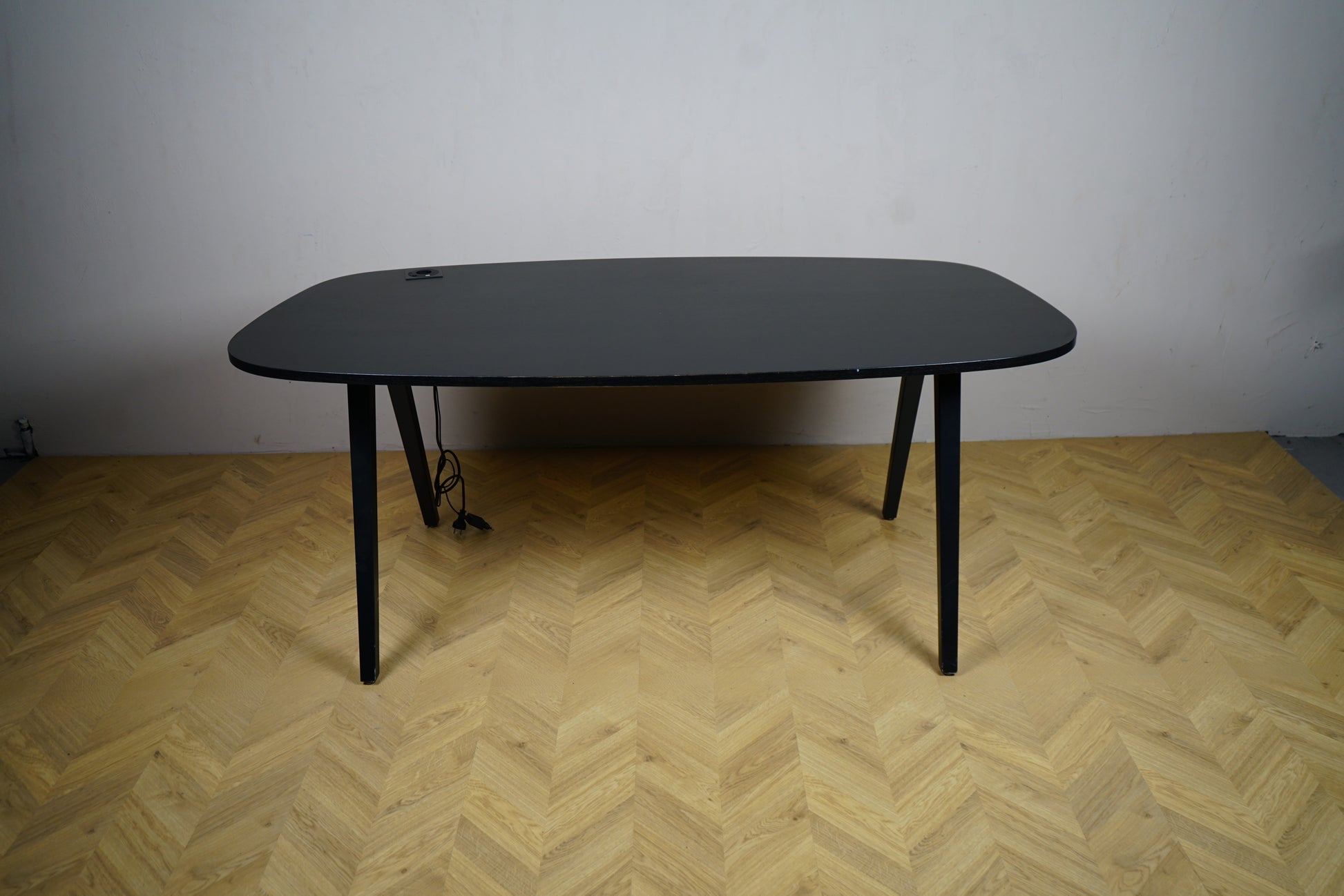 Kinnarps Oberon skrivebord 180x90 cm i sort – frontvisning af elegant kontorbord med stikkontakt og 75 cm højde.