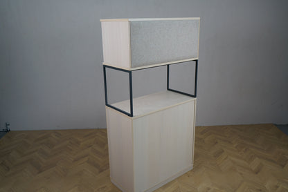 Kinnarps opbevaringsreol set skråt bagfra i lys træ 80x40x156 cm