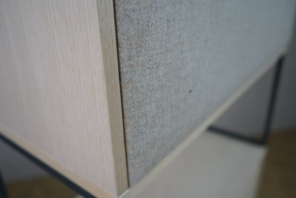 Detalje af Kinnarps opbevaringsreol i lys træ 80x40x156 cm