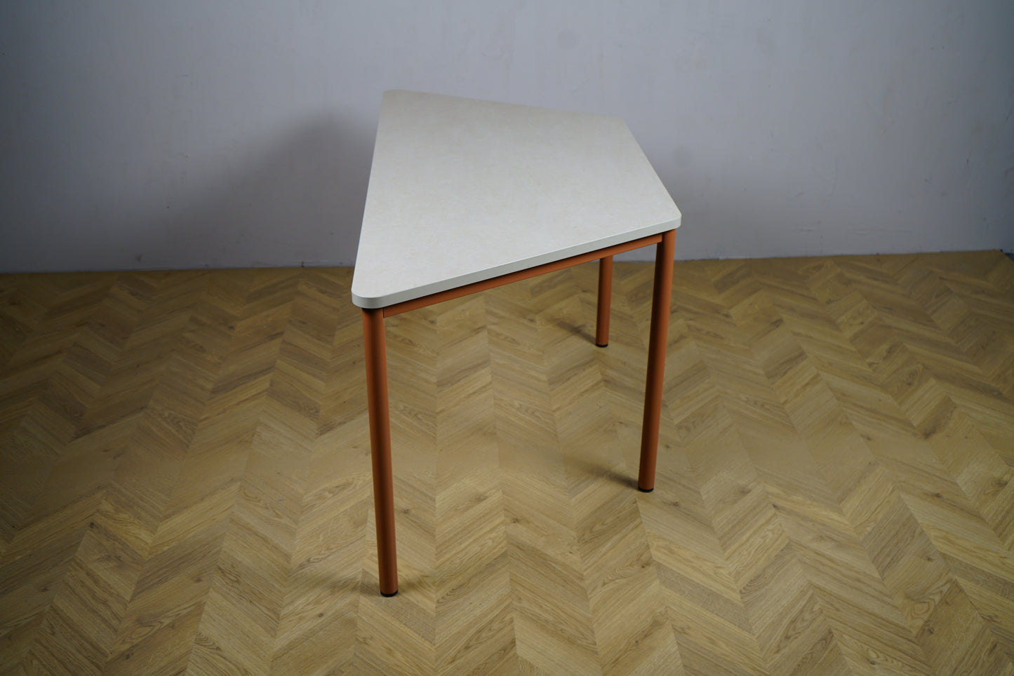 Elegant Kinnarps Origo bord i beige Marmoleum set fra siden – minimalistisk spisebord til kontor eller café