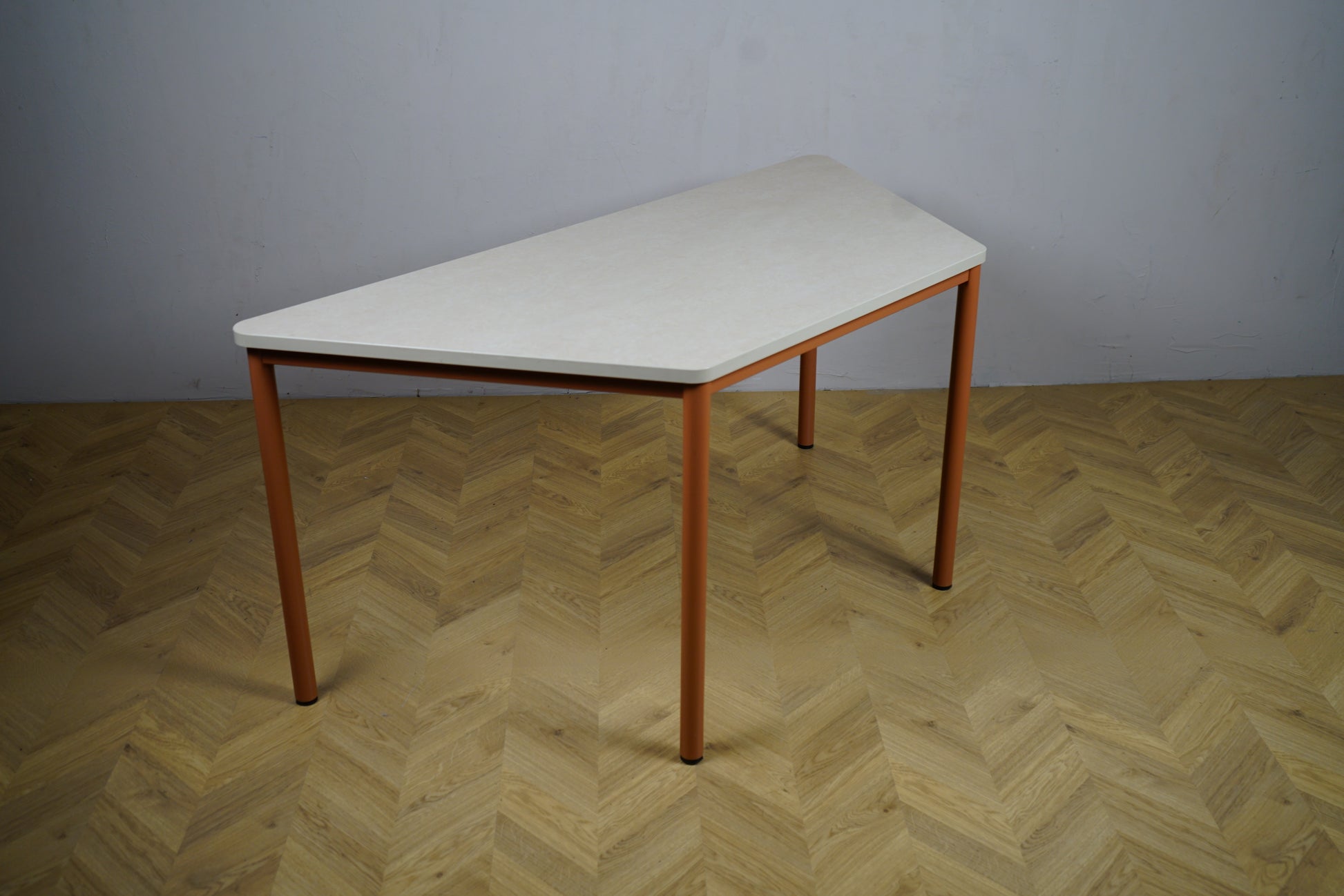 Kinnarps Origo bord 195x110 cm i beige Marmoleum set i skrå vinkel – nordisk spisebord eller mødebord