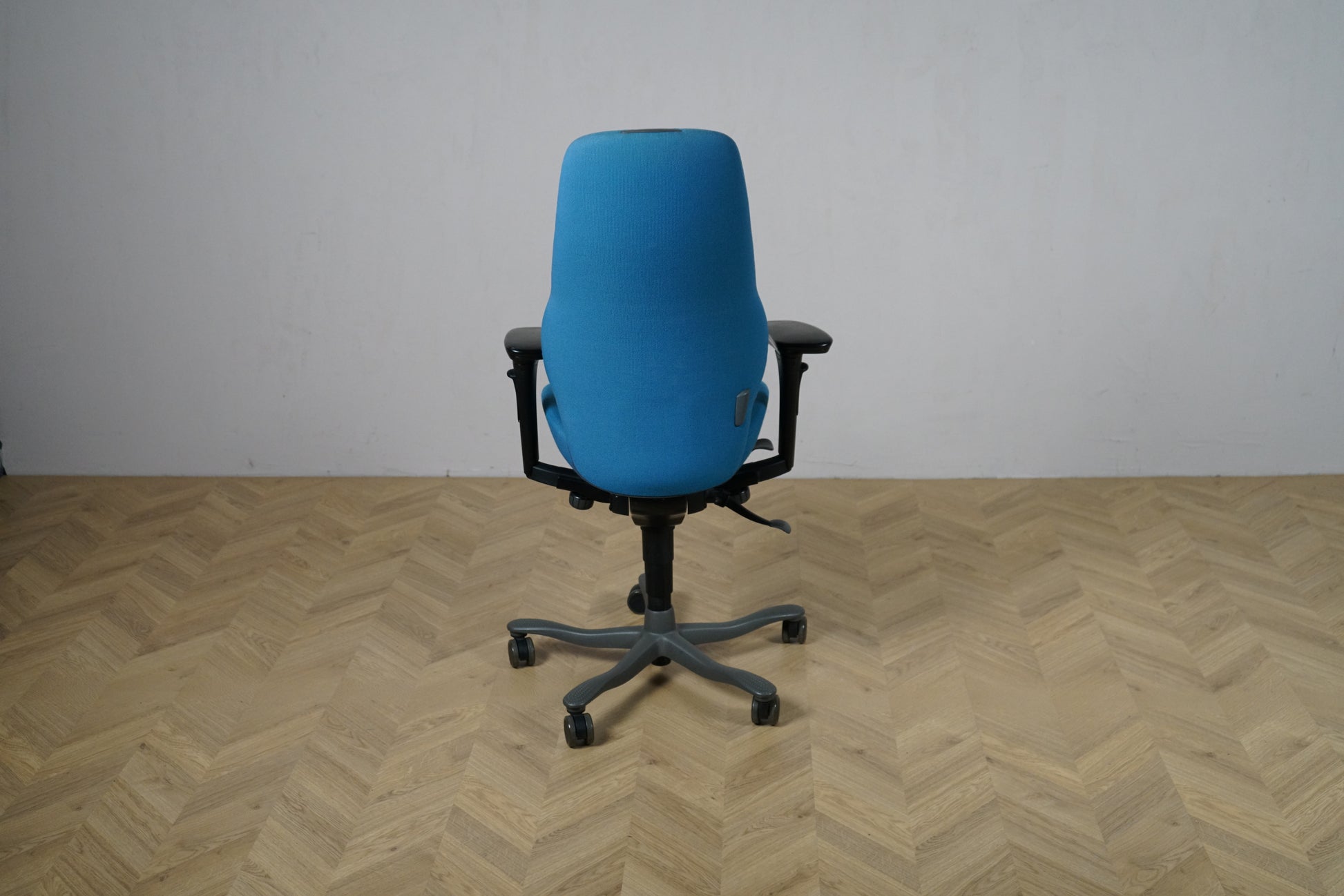 Kinnarps Plus turkis kontorstol set bagfra med høj ryg og 5-vinget fodkryds