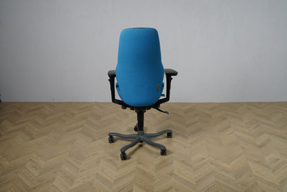 Kinnarps Plus turkis kontorstol set bagfra med høj ryg og 5-vinget fodkryds