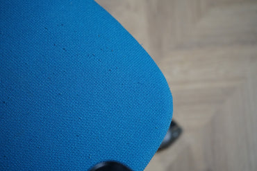 Nærbillede af Kinnarps Plus turkis kontorstols polstrede sæde i slidstærkt stof