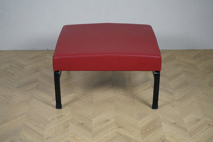 Kinnarps puf i rød læder med sorte ben 80x80 cm set forfra