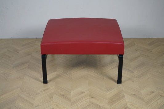 Kinnarps puf i rød læder med sorte ben 80x80 cm set forfra