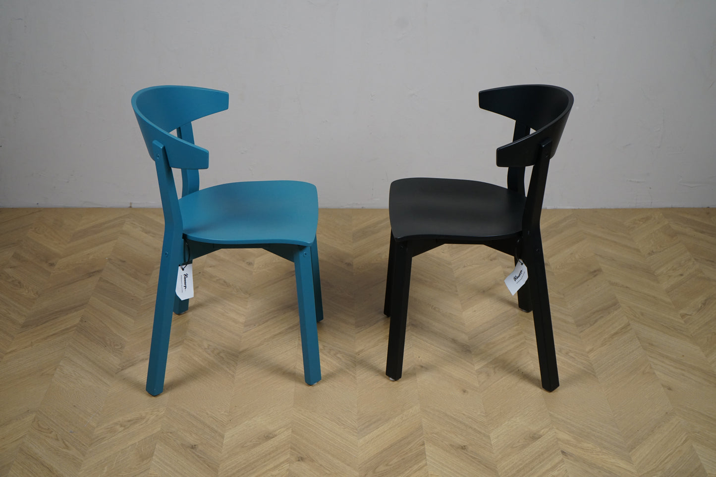 Kinnarps spisestole sæt – to stole i sort og turkis i moderne skandinavisk design set fra siden